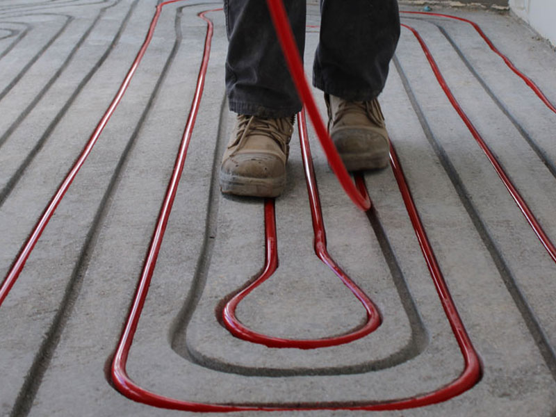 Installeren van de vloerverwarmingsbuizen na frezen Ecotherm Vloerverwarming