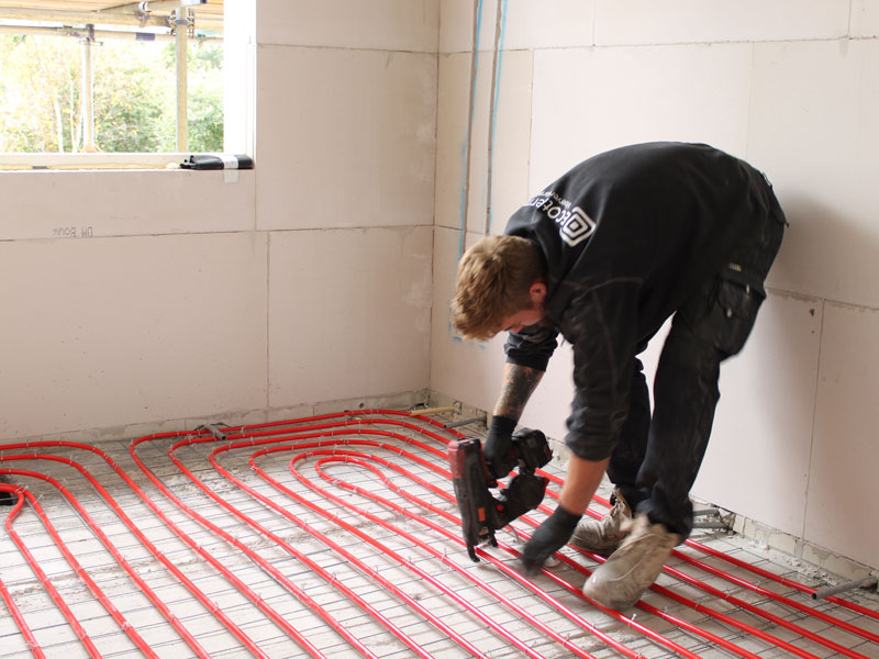 Bevestigen van de vloerverwarmingsbuizen op tackerplaat Ecotherm Vloerverwarming