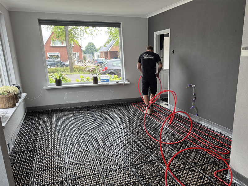 Bevestigen van de vloerverwarmingsbuizen op noppenplaat Ecotherm Vloerverwarming